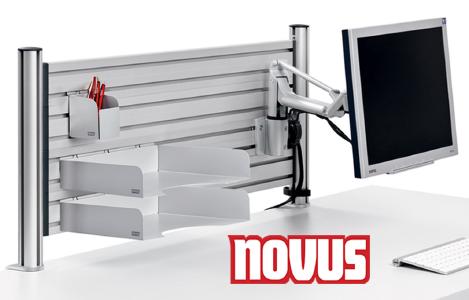 Trennwand / Slatwall von Novus mit Ablagen und Monitorhalter