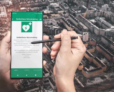 Neue App für die Bürger*innen: „Innsbruck gemeinsam“ bietet kostenlos ein Online-Training zur richtigen Anwendung von Defibrillatoren. Innsbrucks Vizebürgermeister Johannes Anzengruber legt einen Fokus auf den Ausbau von Defis – so soll Erste Hilfe noch einfacher werden.