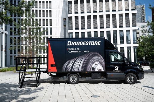In diesem Jahr wird die Bridgestone Roadshow fortgesetzt und bietet Partnern, Händlern und Kunde.jpg