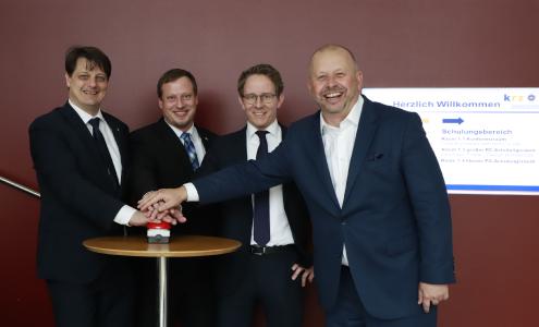 Am Start: Martin Kroeger (krz, Abteilungsleiter Finanzservice), krz- Projektleiter Timm Mühlenweg, Philipp Wittner (Projektleiter DATA-team) und DATA-team Geschäftsführer Thomas Teschner