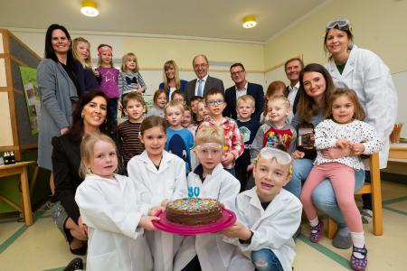 Die Freude über die neue Spürnasenecke im Kindergarten Schleedorf ist groß. Mit einem selbstgebackenen Kuchen bedankten sich die Kinder sowie die Kindergartenpädagoginnen bei den Unterstützern / Foto: © Chris Hofer