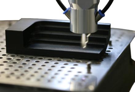 Das Plasmadust-Verfahren ermöglicht die Abscheidung metallischer Schichten (z. B. Leiterbahnen) und Beschichtungen aus einem kalt-aktiven Plasma direkt auf dem Kunststoff – auch dreidimensional.