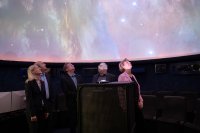 Blicken in den Sternenhimmel des Olbers-Planetariums (von links): Prof. Dr. Jutta Günther, Rektorin der Universität Bremen, Prof. Dr. Antonio Garcia (HSB), Prof. Dr. Björn Poppe (Universität Oldenburg), Andreas Schwarz, Koordinator des Astronomie Netzwerks Weser-Ems, und die Konrektorin für Forschung und Transfer der HSB, Prof. Dr. Silke Eckardt