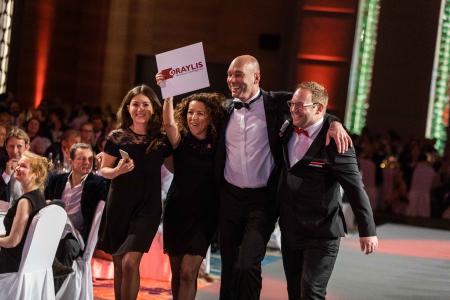 Große Freude bei der Oraylis-Delegation nach der Preisverleihung gestern in Berlin (v.l.n.r.): Agnes Kruczek, Georgia Thume, Thomas Strehlow und David Claßen. (Bild: Great Place to Work®)