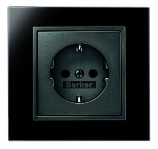Im Zuge der Harmonisierung werden der neue B.IQ in schwarzem Glas und Berker B.7 Glas schwarz zum perfekten Duo.
