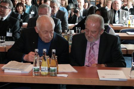 Sind sich darüber einig, dass Messen ein wichtiger Erfolgsfaktor sind: der ehemalige Bundesminister Dr. Heiner Geißler und Messeveranstalter Paul Schall beim 50. Jubiläum der Schall-Messen (v. l.)(Foto: P. E. Schall GmbH & Co. KG)