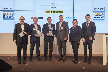 Nach der Preisübergabe - Klaus Tersteegen (2.v.l.), Geschäftsführer von SSI SCHÄFER HUB Deutschland, freut sich über die Auszeichnung zur „Besten Logistik Marke“ in der Kategorie Behälter