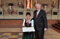 Frau Katharina Wiedemann und Herr Ministerpräsident Horst Seehofer, Bildquelle: Bayerische Staatskanzlei/Rolf Poss