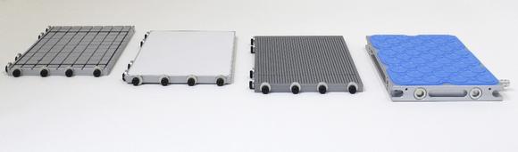 Das Set: Raster-, Metapor- und Schlitz-Adapterplatte sowie Vac-Mat-Basisplatte. Mit wenigen Handgriffen können auf der modularen Vac-Mat-Basisplatte die jeweiligen Adapterplatten befestigt werden