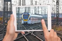 Die in Kooperation mit dem Bahn Fachverlag angebotenen Seminare des HDT (Haus der Technik) besitzen höchste Praxisrelevanz. Ideal für alle, die in der Bahntechnik respektive im Bahnverkehr ein- beziehungsweise aufsteigen wollen. Zur breit gefächerten Themenpalette gehören Einführungen in Bahnbetrieb, -technik und Instandhaltung, Leit- und Sicherheitstechnik (darunter ETCS) sowie Bahnrecht – inklusive bahnspezifischem Umweltrecht.