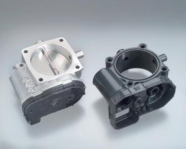 Throttle housings made from BMC (right) are up to one third lighter than than those made from aluminium (left). Thanks to their high dimensional accuracy, they also have a smaller range of tolerances.