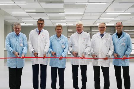 v.l. Frank Petersen (Leiter Testbereich), Thomas Westphal (Geschäftsführer Wirtschaftsförderung Dortmund), Dr. Anton Mindl (Elmos-Vorstandsvorsitzender), Ullrich Sierau (Dortmunder Oberbürgermeister), Prof. Dr. Günter Zimmer (Elmos-Gründer) und Guido Meyer (Elmos-Produktionsvorstand)