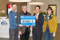v.l.: Martin Offer (Physik, Mathematik, Informatik), Uwe Neffgen (Physik, Mathematik), SER-Geschäftsführer Johannes Breuers und MINT-Beauftragte Andrea Beiler (Chemie, Biologie, kath. Religion) bei der Scheckübergabe zugunsten des Collegium Josephinum Bonn v.l.: Martin Offer (Physik, Mathematik, Informatik), Uwe Neffgen (Physik, Mathematik), SER-Geschäftsführer Johannes Breuers und MINT-Beauftragte Andrea Beiler (Chemie, Biologie, kath. Religion) bei der Scheckübergabe zugunsten des Collegium Josephinum Bonn