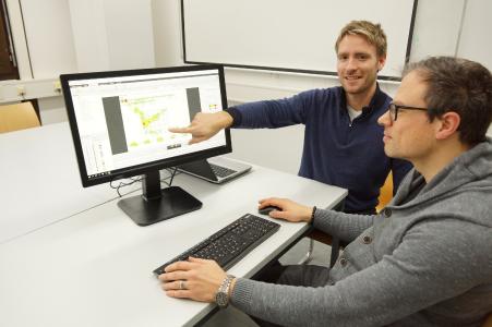 Juniorprofessor Dr. Pascal Klein (li.) erforscht das Lernverhalten mithilfe der Eye-Tracker-Technik. Neben ihm im Bild zu sehen ist Sebastian Becker, Doktorand der Physik-Didaktik AG / Foto: Yvonne Müller