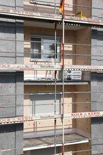 Vorteilskombi: Zu den besonderen Vorzügen, mit denen die neue Dalmatinerplatte S 024 bei Fassaden-Dämmprojekten punktet, zählen ihre vorder- und rückseitige Schleifbarkeit, die praxisgerechten Klebe- und Armierungseigenschaften sowie der besondere UV- und Feuchteschutz durch äußere EPS-Kaschierung des hochwirksam wärmedämmenden PU-Kerns (Foto: Caparol Farben Lacke Bautenschutz/Claus Graubner)
