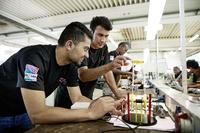 In der Rittal Ausbildungswerkstatt in Eschenburg-Wissenbach erlernen die Flüchtlinge im Vorbereitungspraktikum Grundfertigkeiten der Metall- und Elektrotechnik. Quelle Rittal GmbH & Co. KG 