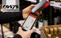 Mitarbeiter nutzt das Zebra TC22 zur mobilen Artikelauskunft und Bestandsprüfung direkt auf der Verkaufsfläche.