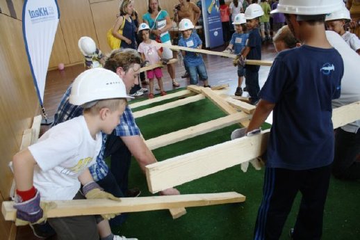 Kinder bauen.jpg