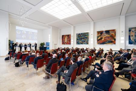 Auf der Bundeskonferenz 2019 der TransferAllianz diskutierten mehr als 200 Teilnehmerinnen und Teilnehmern aus ganz Deutschland mit internationalen Expertinnen und Experten über Herausforderungen und Trends im modernen Wissens- und Tech-nologietransfer (Foto: TransferAllianz e.V.)