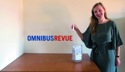 Die stellvertretende Chefredakteurin der OMNIBUSREVUE, Anja Kiewitt, durfte Glücksfee spielen und den Gewinner des BUGA-Gewinnspiels ermitteln, © Foto: OMNIBUSREVUE