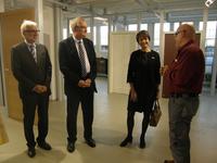 Tobias Rehder (r.), Geschäftsführer bei TÜRENMANN Stuttgart, führte EU-Kommissarin Marianne Thyssen, den EU-Abgeordneten Rainer Wieland (2.v.l.) und den Hauptgeschäftsführer der Handwerkskammer Region Stuttgart, Claus Munkwiutz (l.) durch seine Schreinerei / Foto: HWK