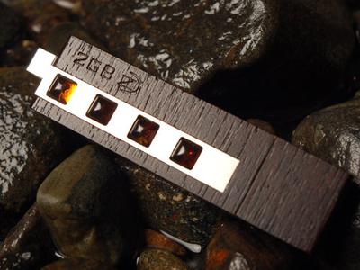 Bernstein und Edelholz statt Plastikoutfit