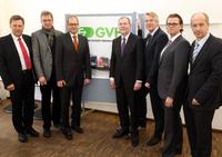 Alte und neue Partner im Großraum-Verkehr Hannover (GVH GmbH): Ulrich Wiethaup (DB Regio), Dr. Georg Martensen (RegioBus), Ulf-Birger Franz (Region Hannover), Wilhelm Lindenberg (üstra), André Neiß (üstra), Hagen Tronje Grützmacher (metronom/erixx) und Ulf Mattern (Region Hannover)/Foto: GVH Alte und neue Partner im Großraum-Verkehr Hannover (GVH GmbH): Ulrich Wiethaup (DB Regio), Dr. Georg Martensen (RegioBus), Ulf-Birger Franz (Region Hannover), Wilhelm Lindenberg (üstra), André Neiß (üstra), Hagen Tronje Grützmacher (metronom/erixx) und Ulf Mattern (Region Hannover)/Foto: GVH