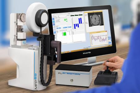 Das Messuhren- und Feinzeigerprüfgerät MFP 50 BV mit Bildverarbeitung und neuer Beleuchtungseinheit überzeugt durch Kompaktheit und eine bessere Ausleuchtung von Digitalmessuhren