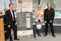 Für die Teilnehmer der SELVE-Kundenbefragung waren im Rahmen eines Gewinnspiels iPads und Warengutscheine ausgelobt worden: SELVE-Gesamtvertriebsleiter Christian Pfeffer (l.), Jenny Dombrowsky, die die Umfrage erstellte und durchführte, sowie Marc Weronek (Leiter SELVE-Servicezentrum) bei der Ziehung der Gewinner, (Foto: SELVE)