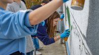 Schülerinnen und Schüler des Goethegymnasiums Weimar verschönern das Blockheizkraftwerk der Stadtwerke Weimar