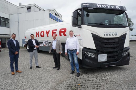 Schluesseluebergabe_neuster_CNG-Truck_c_HOYER_Group.jpg