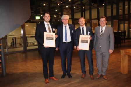 Michael Sander (r.) als Geschäftsführer des Kupferinstituts übergab den Kupfer-Preis zusammen mit Dr. Michael Köhler (2.v.l.), der dem Industrieausschuss des Instituts vorsitzt, an Tim Mittler (l.) und Thomas Greß .
