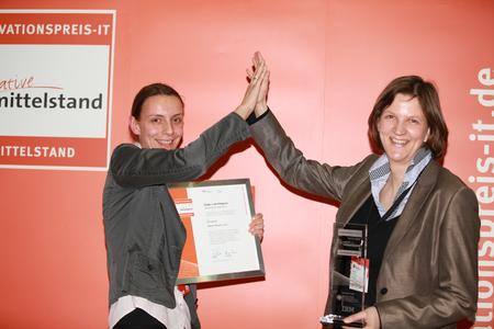 INNOVATIONSPREIS-IT 2012, Sieger Wissensmanagement, Ute Rother, Kristin C. Daum, Q-Sensei Corp. (v. l. n. r. )