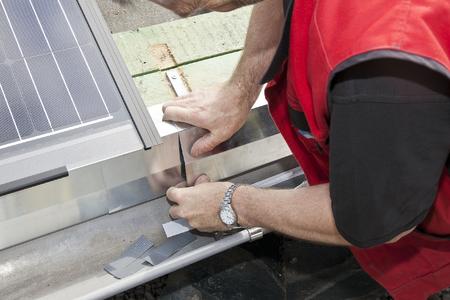 Beim Indachsystem SOLARWATT ORANGE Easy-In befinden sich die Solarmodule in der Eindeckungsebene. Der Wasserablauf erfolgt bei dieser Anlage direkt in die Dachrinne. Der Übergang vom Solarmodul in die Dachrinne erfolgt durch eine Verblechung