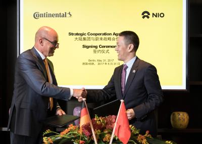 Frank Jourdan, Continental-Vorstandsmitglied und Leiter der Division Chassis & Safety, und William Li, Gründer und Vorsitzender von NIO, nach der Unterzeichnung des Abkommens am Mittwoch in Berlin / © Continental AG