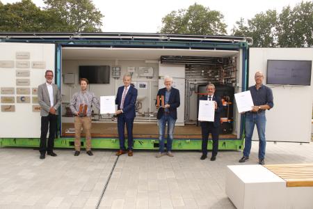 Preisverleihung vor dem Gewinner-Projekt SHK4FutureEnergysystems, von links nach rechts: Innovations- und Technologieberater der Handwerkskammer Freiburg Georg Voswinckel, Robert Meyer vom Fraunhofer ISE, Regionalleiter der Signal Iduna Gruppe Thomas Gräßle, Geschäftsführer der bad & heizung Kreuz GmbH Joachim Kreuz, Präsident der Handwerkskammer Freiburg Johannes Ullrich und Prof. Jens Pfaffrott von der Hochschule Offenburg. Foto: Hochschule Offenburg
