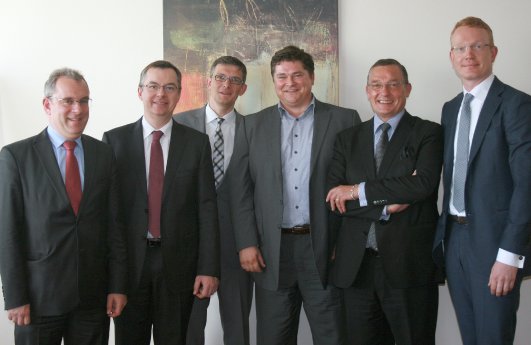 PICT 14-04-07 PROOV investes in IPT Technology - signing.jpg