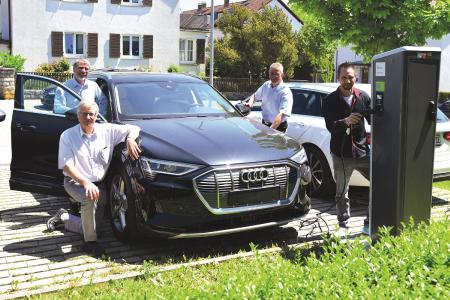 Freuen sich auf die Forschungs- und Lehraufgaben am vollelektrischen Audi etron
(v.l.n.r.): Prof. Dr. Jürgen Trost, Prof. Dr. Tillmann Körner, Prof. Dr. Markus
Merkel und Doktorand Dirk Schuhmann / Bild:Hochschule Aalen / Gaby Keil