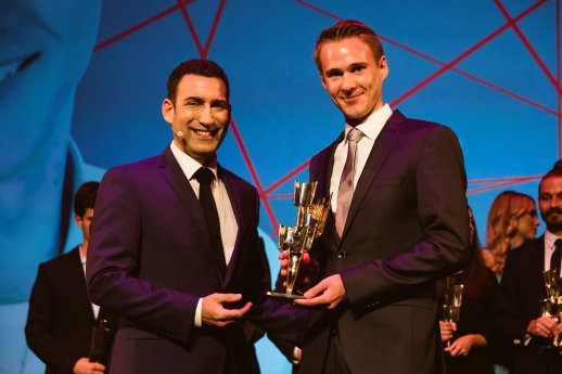 Bild 2_Janis Brockhaus bei der Kulturpreis-Verleihung mit Moderator Till Nassif_klein.jpg