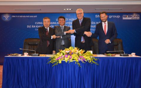 Signing of the contract for a converter shop in Vietnam. From left to right: Mr. Ho, WISDRI; Mai Van Ha, Director Hoa Phat Dung Quat Steel JSC.; Dr. Guido Kleinschmidt, Member of the Managing Board of SMS group and Marc Hoffmann CEO & MD SMS India