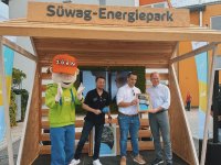 v.l.n.r.: Süwag-Maskottchen Jörn, Moderator Jörg Conradi, Süwag-Kommunalmanager Fabian Krumm und der Bürgermeister Ralf Trettner. v.l.n.r.: Süwag-Maskottchen Jörn, Moderator Jörg Conradi, Süwag-Kommunalmanager Fabian Krumm und der Bürgermeister Ralf Trettner.
