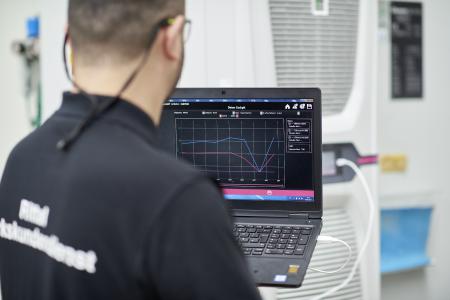 Everything under control: An employee from the Rittal Manufacturer’s Service checks the current efficiency values of the Rittal Blue e+ cooling units / Source: Rittal GmbH & Co. KG