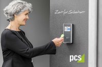 Das neue Arbeitszeitgesetz wird eine elektronische Zeiterfassung vorschreiben, hier bucht eine Frau ihre Arbeitsstunden an einem elektronischen Terminal von PCS Systemtechnik GmbH.