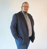 Nils Giesen ist Sustainability Consulting Lead bei der abat AG und verantwortet den Bereich Nachhaltigkeitsberatung. Er verbindet regulatorisches und klimawissenschaftliches Verständnis mit ausgeprägter Digitalisierungsexpertise und arbeitet an der Schnittstelle von Klimadaten, Geschäftsmodellen und operativer Umsetzung. Sein Fokus liegt darauf, Klimarisiken nicht nur zu analysieren, sondern in belastbare Entscheidungslogiken zu überführen, die über die reine Berichterstattung hinausgehen.