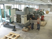 Hans Schmidberger, Gruppenleiter der Abteilung Industriefertigung 2 (rechts) und DNC-Fachmann Özcan Kizilagil in der neuen Produktionshalle der BruderhausDiakonie Werkstätten Reutlingen. Der DNC-Betrieb kann an die Bedürfnisse des Kunden angepasst werden. Özcan Kizilagil schließt alles komplett an und übergibt die Installation betriebsbereit