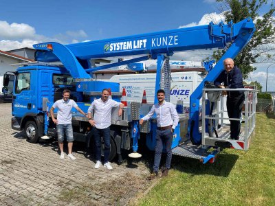 Über die zukünftige Zusammenarbeit freuen sich (v.l.n.r.): Sebastian Marx (Leiter Vermietung, KUNZE Vermietung & Service GmbH), Christopher Friedrich (Vorstand avs SYSTEM LIFT AG), Charly Kunze (Prokurist KUNZE Vermietung & Service GmbH), Leopold Mayrhofer (Vorstandsvorsitzender avs SYSTEM LIFT AG)