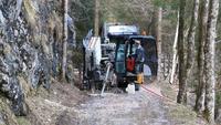 Bohrgerät mit dahinterstehendem Versorgungstruck