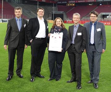 Preisverleihung im Kölner RheinEnergieStadion (außen: Kai Riedel, Dr. Oliver Gaedeke (ServiceRating), Mitte v.l.n.r.: Dirk Müller, Nicole Schmieder, Martin Bucher (Inxmail)