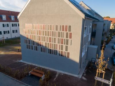 Multifunktionales Fassadensystem, in der Putzebene des Gebäudes. Das OPV-System ergänzt als "aktive Komponente" die Funktionalität des Wärmedämm-Verbundsystems ©OPVIUS GmbH