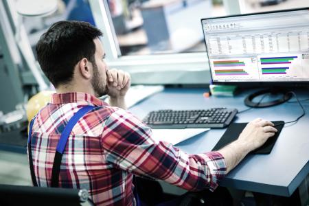 Kennzahlen und Auswertungen sind für Produktionsleiter von großer Bedeutung, denn sie dienen als Entscheidungsgrundlage / Bildquelle: MPDV, Adobe Stock, nd3000